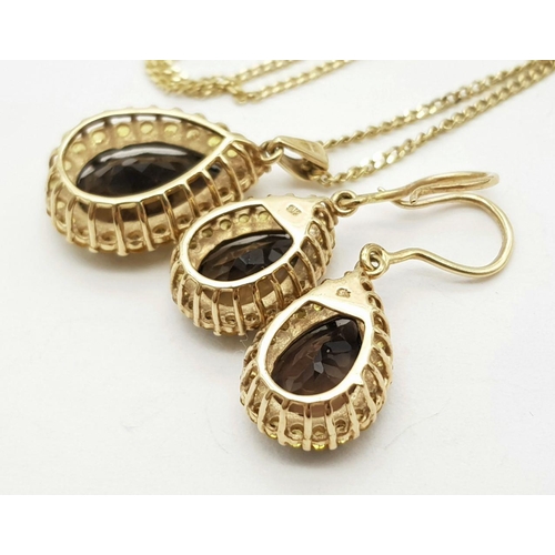 891 - A very elegant 9K yellow gold chain necklace with a pendant carrying a large pear cut smoky quartz s... 