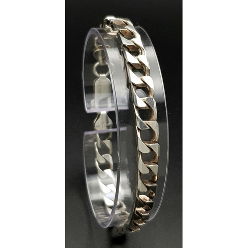 894 - A very attractive Solid Silver 925 Curb Chain Bracelet, 15.6 grams, 19.5cm. In excellent condition.