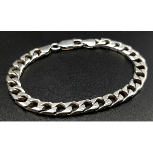 894 - A very attractive Solid Silver 925 Curb Chain Bracelet, 15.6 grams, 19.5cm. In excellent condition.