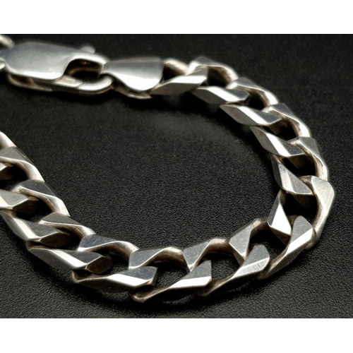 894 - A very attractive Solid Silver 925 Curb Chain Bracelet, 15.6 grams, 19.5cm. In excellent condition.