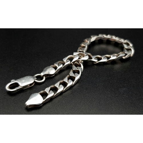 894 - A very attractive Solid Silver 925 Curb Chain Bracelet, 15.6 grams, 19.5cm. In excellent condition.