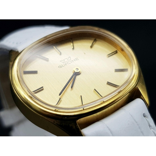 1017 - A Stylish Glycine Mechanical Ladies Watch. White leather strap. Oval gilded case - 31mm. Gilded dial... 