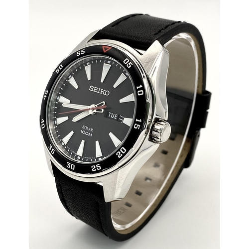 1003 - A Seiko Solar Gents Watch. Black leather strap. Stainless steel case - 44mm. Black dial with day/dat... 