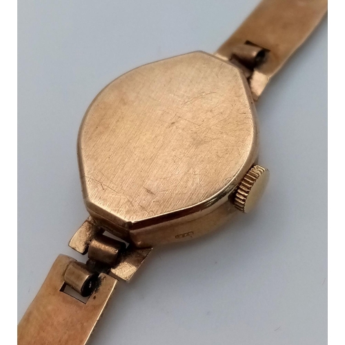 576 - A VERY PRETTY VINTAGE 9K GOLD LADIES WRISTWATCH WITH ORNATE 9K GOLD STRAP , GOOD WORKING ORDER. GLAS... 