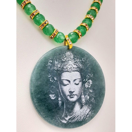 175 - A beautiful green jade necklace and earrings set with a large (5.5 cm) jade pendant with an amazing ... 