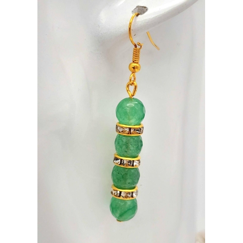 175 - A beautiful green jade necklace and earrings set with a large (5.5 cm) jade pendant with an amazing ... 