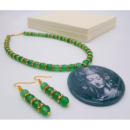 175 - A beautiful green jade necklace and earrings set with a large (5.5 cm) jade pendant with an amazing ... 