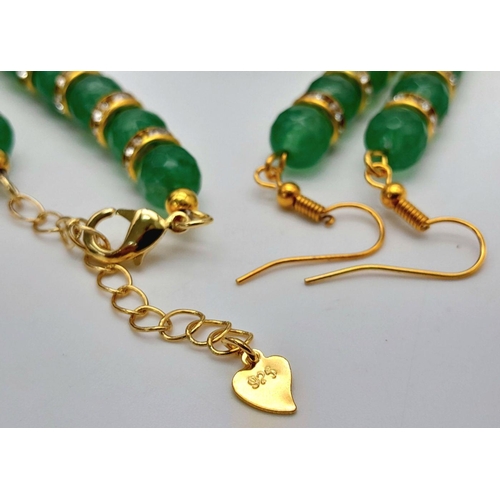 175 - A beautiful green jade necklace and earrings set with a large (5.5 cm) jade pendant with an amazing ... 