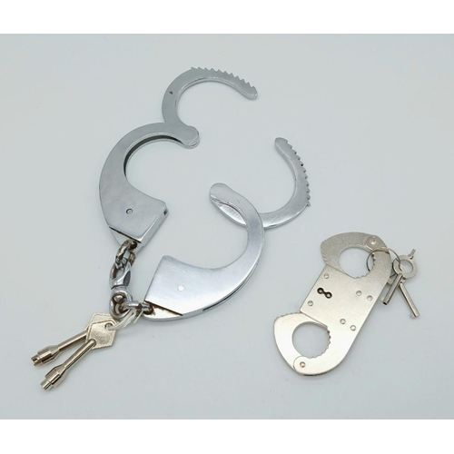 210 - A vintage HIATTS 1960 handcuffs with two keys, the preferred “bracelets” of security forces all over... 