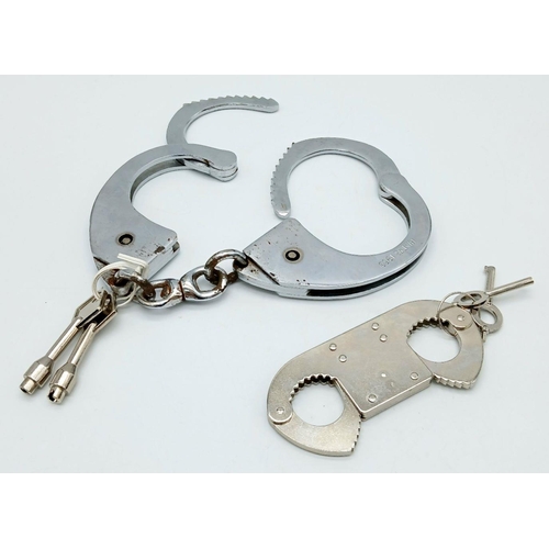 210 - A vintage HIATTS 1960 handcuffs with two keys, the preferred “bracelets” of security forces all over... 