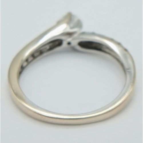 123 - AN 18K WHITE GOLD DIAMOND RING. 0.20CT. 2.4G IN WEIGHT. SIZE J. Ref: SC 6060.