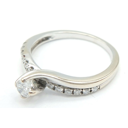 123 - AN 18K WHITE GOLD DIAMOND RING. 0.20CT. 2.4G IN WEIGHT. SIZE J. Ref: SC 6060.