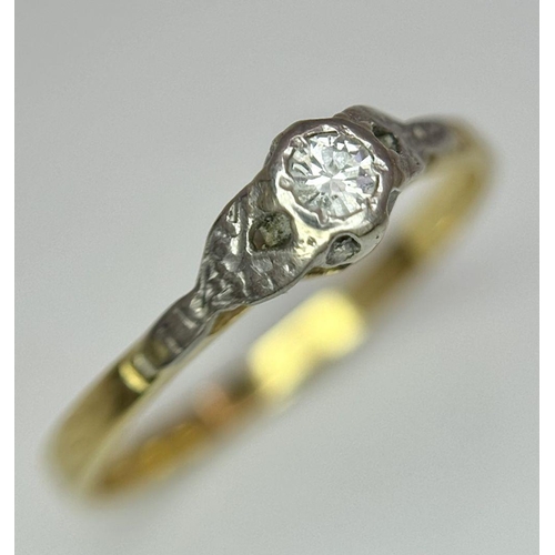 1485 - An 18 K yellow gold solitaire ring with a round cut diamond. Size: O, weight: 1.9 g