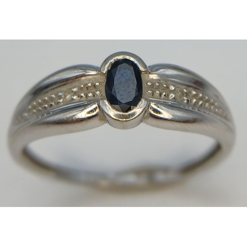 102 - AN 18K WHITE GOLD DIAMOND & SAPPHIRE RING. 2.1G IN WEIGHT. SIZE M. Ref: SC 6056.