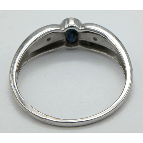 102 - AN 18K WHITE GOLD DIAMOND & SAPPHIRE RING. 2.1G IN WEIGHT. SIZE M. Ref: SC 6056.