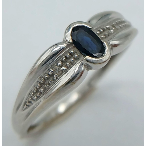 102 - AN 18K WHITE GOLD DIAMOND & SAPPHIRE RING. 2.1G IN WEIGHT. SIZE M. Ref: SC 6056.