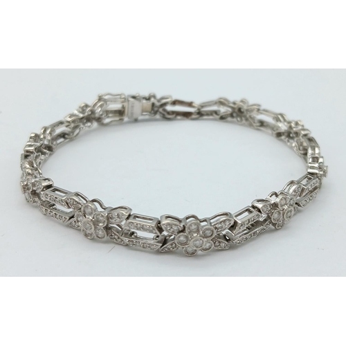 151 - A 14K WHITE GOLD DIAMOND SET BRACELET 1.50CT, 13G TOTAL WEIGHT, 19CM LENGTH.

ref: SC 6065