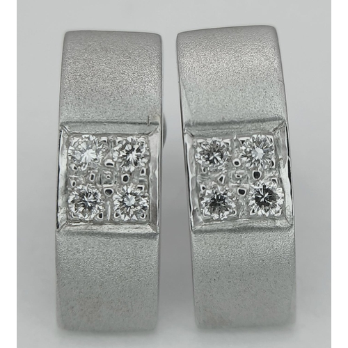 200 - A PAIR OF 18K WHITE GOLD 0.30CT DIAMOND EARRINGS. TOTAL WEIGHT 5.5G. REF MECH 22-3