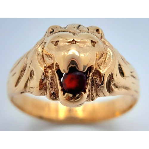 292 - A 9K YELLOW GOLD LIONS HEAD STONE SET RING GARNET SET IN MOUTH 4.8G TOTAL WEIGHT, SIZE T. 

ref: SC ... 