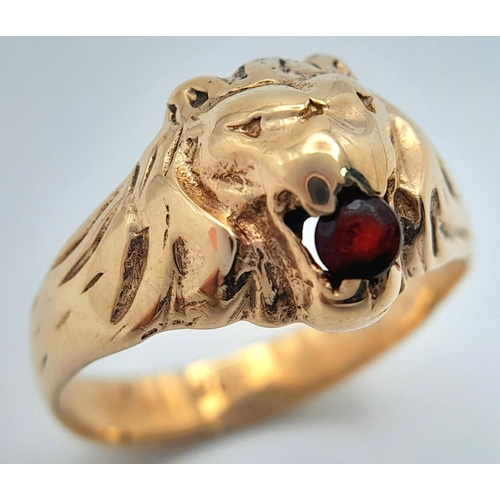 292 - A 9K YELLOW GOLD LIONS HEAD STONE SET RING GARNET SET IN MOUTH 4.8G TOTAL WEIGHT, SIZE T. 

ref: SC ... 