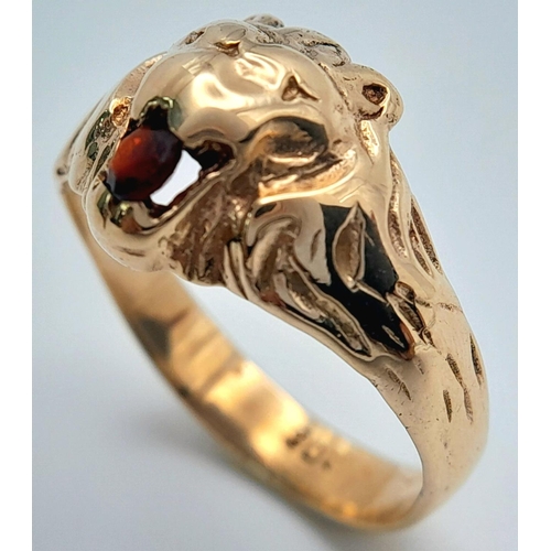 292 - A 9K YELLOW GOLD LIONS HEAD STONE SET RING GARNET SET IN MOUTH 4.8G TOTAL WEIGHT, SIZE T. 

ref: SC ... 