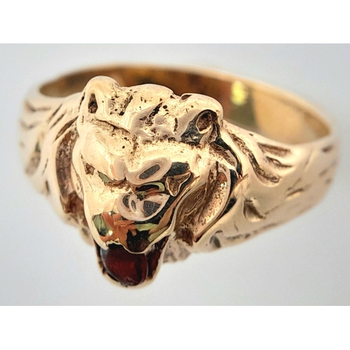 292 - A 9K YELLOW GOLD LIONS HEAD STONE SET RING GARNET SET IN MOUTH 4.8G TOTAL WEIGHT, SIZE T. 

ref: SC ... 