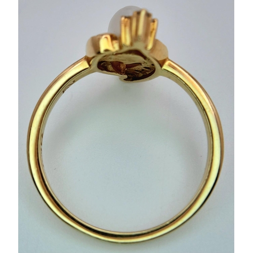 383 - 18K YELLOW GOLD DIAMOND & PEARL RING. 3.5G IN WEIGHT. SIZE M AND 1/2. Ref: SC 6054.