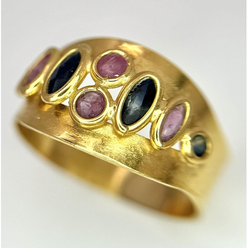 404 - AN 18K YELLOW GOLD BLUE & RED STONE SET RING ( BELIEVED TO BE RUBY & SAPPHIRES ) 3.5G TOTAL WEIGHT, ... 