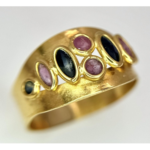 404 - AN 18K YELLOW GOLD BLUE & RED STONE SET RING ( BELIEVED TO BE RUBY & SAPPHIRES ) 3.5G TOTAL WEIGHT, ... 