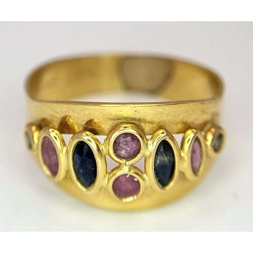 404 - AN 18K YELLOW GOLD BLUE & RED STONE SET RING ( BELIEVED TO BE RUBY & SAPPHIRES ) 3.5G TOTAL WEIGHT, ... 