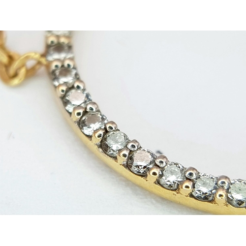 425 - AN 18K YELLOW GOLD DIAMOND SET ROUND PENDANT ON CHAIN 18