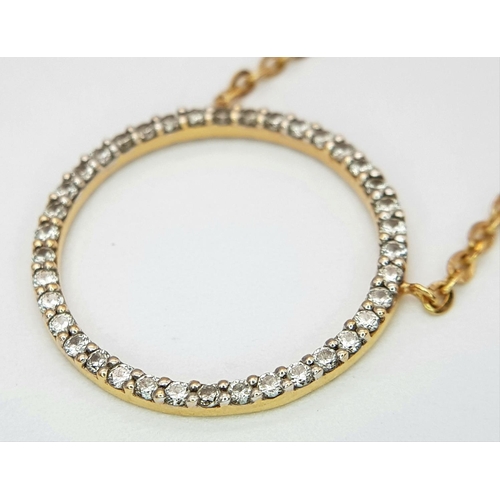 425 - AN 18K YELLOW GOLD DIAMOND SET ROUND PENDANT ON CHAIN 18