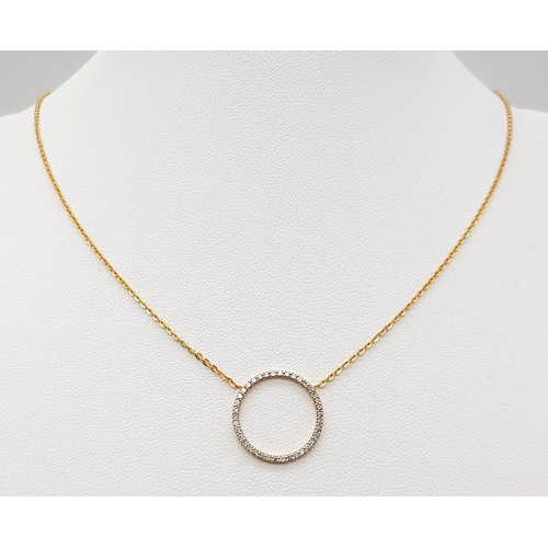 425 - AN 18K YELLOW GOLD DIAMOND SET ROUND PENDANT ON CHAIN 18