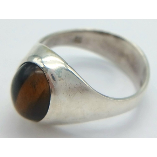 432 - A STERLING SILVER TIGERS EYE RING 4.2G TOTAL WEIGHT, SIZE P. 

ref: SC 6063