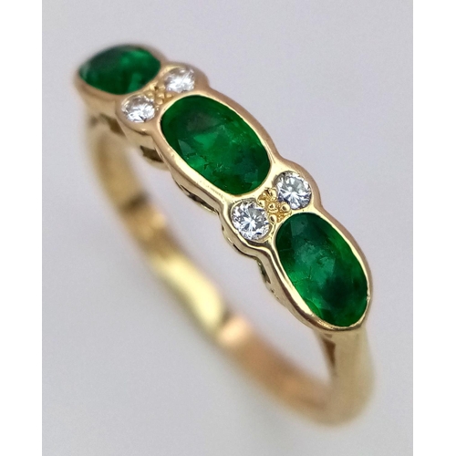 495 - A 18K YELLOW GOLD DIAMOND & EMERALD RING. TOTAL WEIGHT 2.8G. SIZE M. REF BLUND 6003