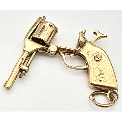 558 - A 9K YELLOW GOLD VINTAGE PISTOL CHARM WHICH OPENS AND HAS A SPINNING BULLET CHAMBER 2.1G TOTAL WEIGH... 