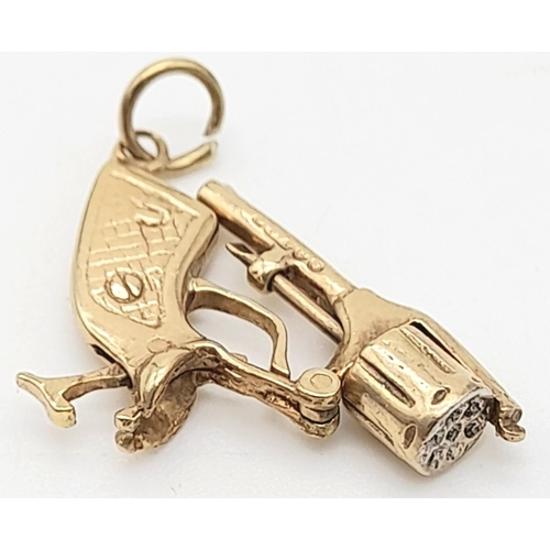 558 - A 9K YELLOW GOLD VINTAGE PISTOL CHARM WHICH OPENS AND HAS A SPINNING BULLET CHAMBER 2.1G TOTAL WEIGH... 