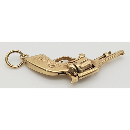 558 - A 9K YELLOW GOLD VINTAGE PISTOL CHARM WHICH OPENS AND HAS A SPINNING BULLET CHAMBER 2.1G TOTAL WEIGH... 