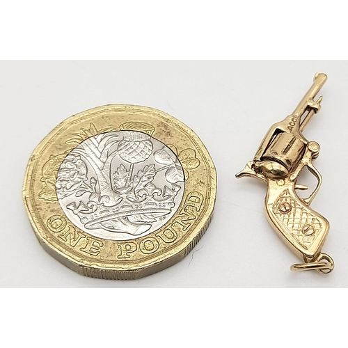 558 - A 9K YELLOW GOLD VINTAGE PISTOL CHARM WHICH OPENS AND HAS A SPINNING BULLET CHAMBER 2.1G TOTAL WEIGH... 