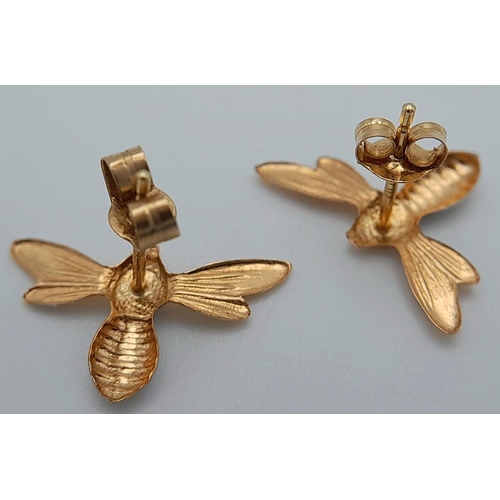 572 - A 14K TWO COLOUR BEE STUD EARRINGS 0.4G TOTAL WEIGHT.

ref: SC 6048