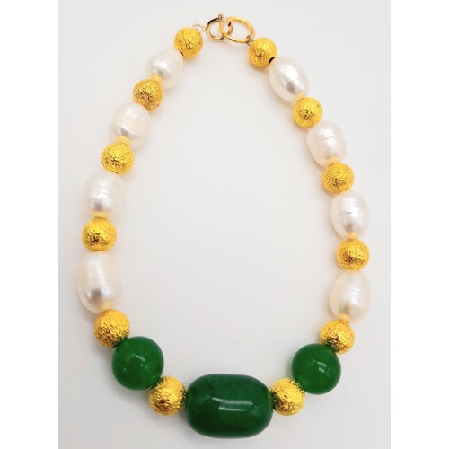 168 - A very feminine cultured pearl necklace, bracelet and earrings set with green jade elements and 9 K ... 