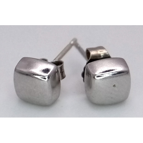 544 - A PAIR OF 9K WHITE GOLD SQUARE STUD EARRINGS 1.1G TOTAL WEIGHT.

ref: SC 6041