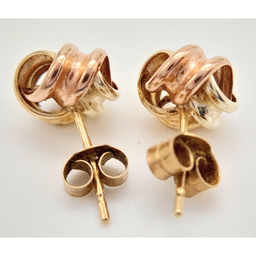 551 - A PAIR OF 9K THREE COOUR KNOT STUD EARRINGS 0.6G TOTAL WEIGHT.

ref: SC 6042