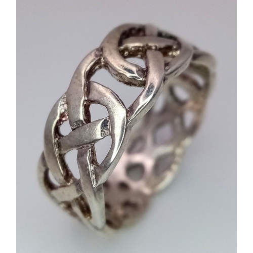 621 - STERLING SILVER CELTIC DESIGN BAND RING. 3.2G IN WEIGHT. SIZE M.
Ref: 8734.