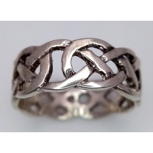 621 - STERLING SILVER CELTIC DESIGN BAND RING. 3.2G IN WEIGHT. SIZE M.
Ref: 8734.