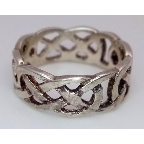 621 - STERLING SILVER CELTIC DESIGN BAND RING. 3.2G IN WEIGHT. SIZE M.
Ref: 8734.