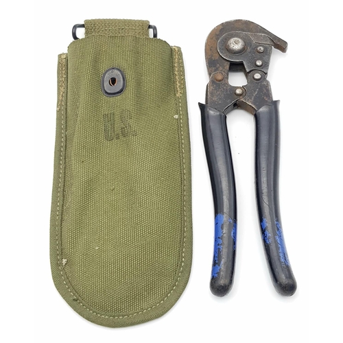 622 - WW2 US Wire Cutters in canvas pouch dated 1945.