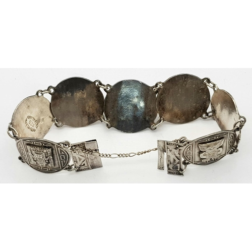 628 - SILVER AZTEC DESIGN BRACELET. 26.12G IN WEIGHT.
Ref: 8065.