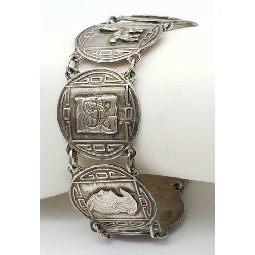 628 - SILVER AZTEC DESIGN BRACELET. 26.12G IN WEIGHT.
Ref: 8065.