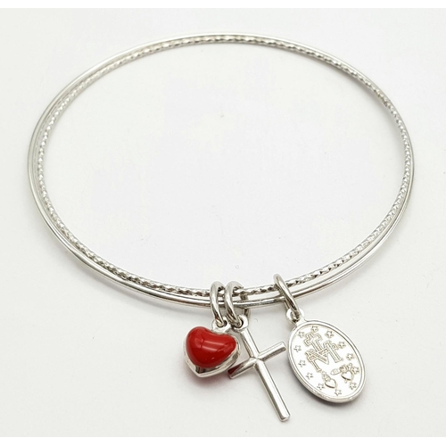 635 - STERLING SILVER DOUBLE BANGLE WITH CHARMS. 9.15G IN WEIGHT.
Ref: 8723